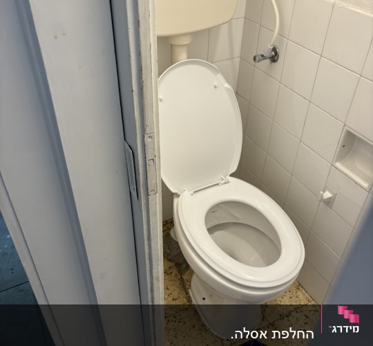 אסלה פתוחה עם ניאגרה וצינור מים